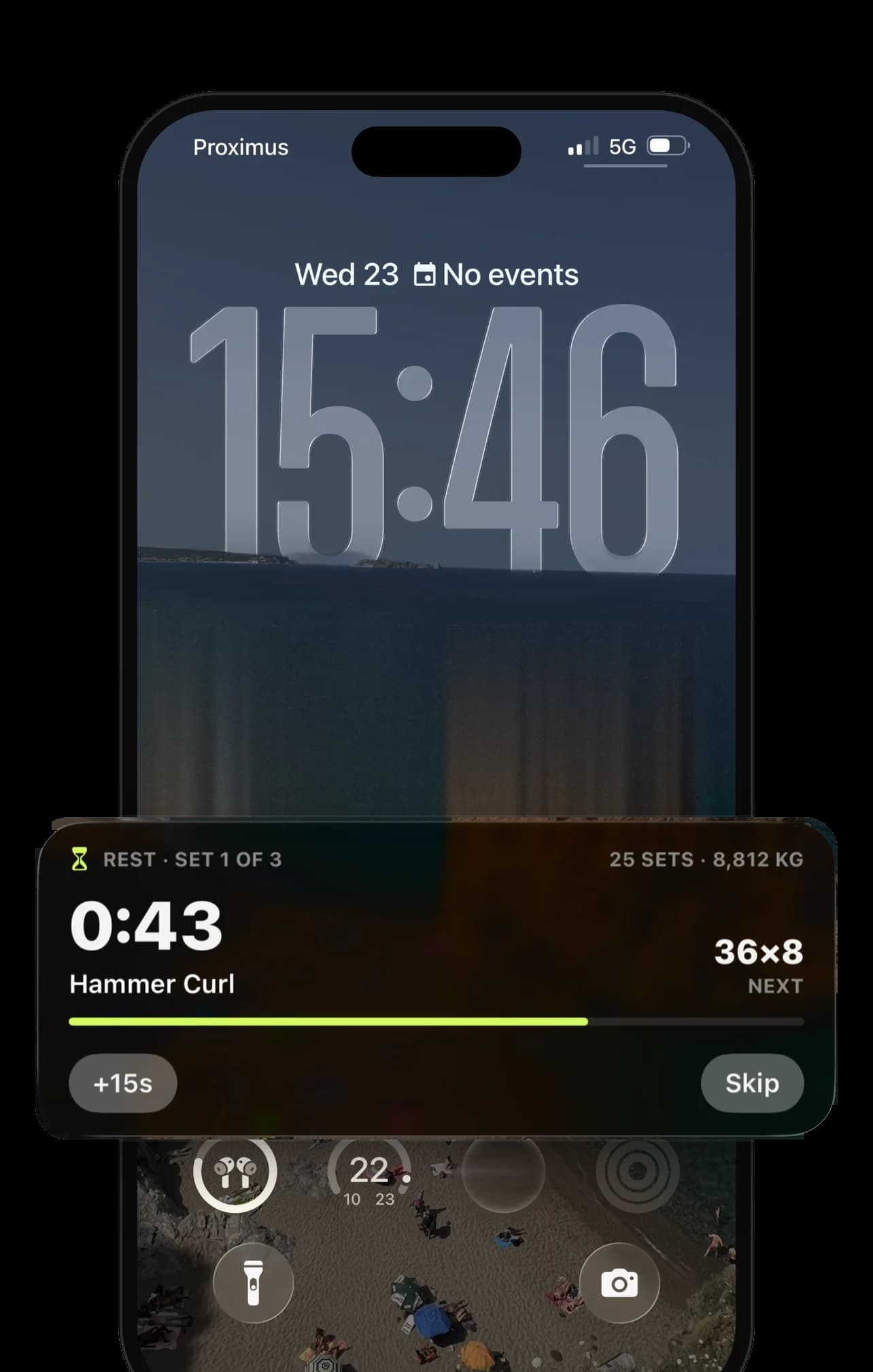 A Lock Screen Live Activity: 43 seconds of rest on hammer curls, the next set 36 kg for 8, with +15s and Skip.